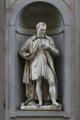 Obraz premium Statue of Michelangelo Buonarroti, outdoor the uffizi museums, touristic place, florence, italy