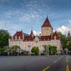 Fototapeta na wymiar Chateau d'Ouchy devant un ciel bleu à Lausanne