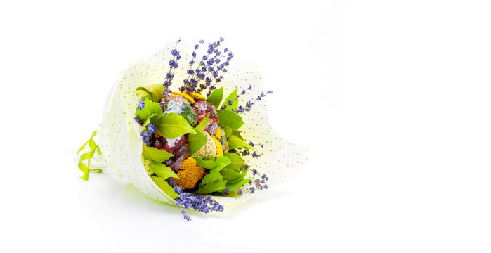 Kr&auml;uterbouquet auf weissem Hintergrund