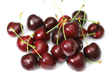 plusieurs cerises sur un fond blanc