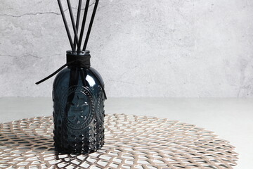 The luxury scented aroma room fresherner reed diffuser black glass bottle with black fiber sticks...