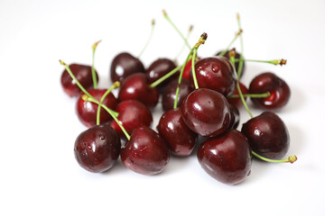 plusieurs cerises sur un fond blanc