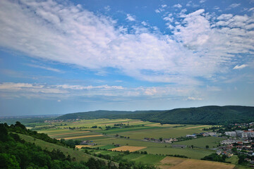 Landschaftsbild Umgebung Hainburg mit Blick auf umliegenden Felder