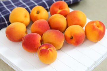 plusieurs abricots sur une table