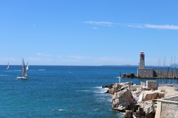 Fototapeta na wymiar Le phare du port de Nice, ville de Nice, département des Alpes Maritimes, France