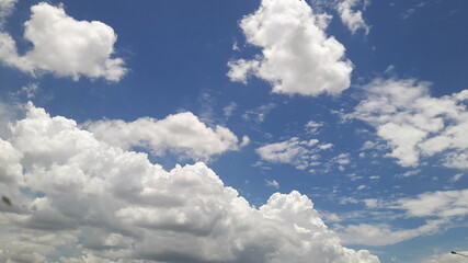 Obraz premium The sky and white clouds in the daytime.