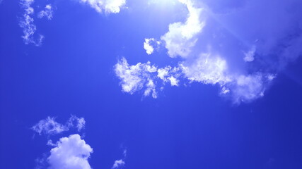 Fototapeta na wymiar The sky and white clouds in the daytime.