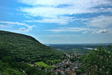 Fototapeta na wymiar Panorama von Hainburg mit Donau im Hintergrund