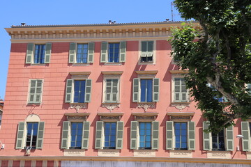 Fototapeta premium Façade d'un immeuble typique de Nice, ville de Nice, département des Alpes Maritimes, France
