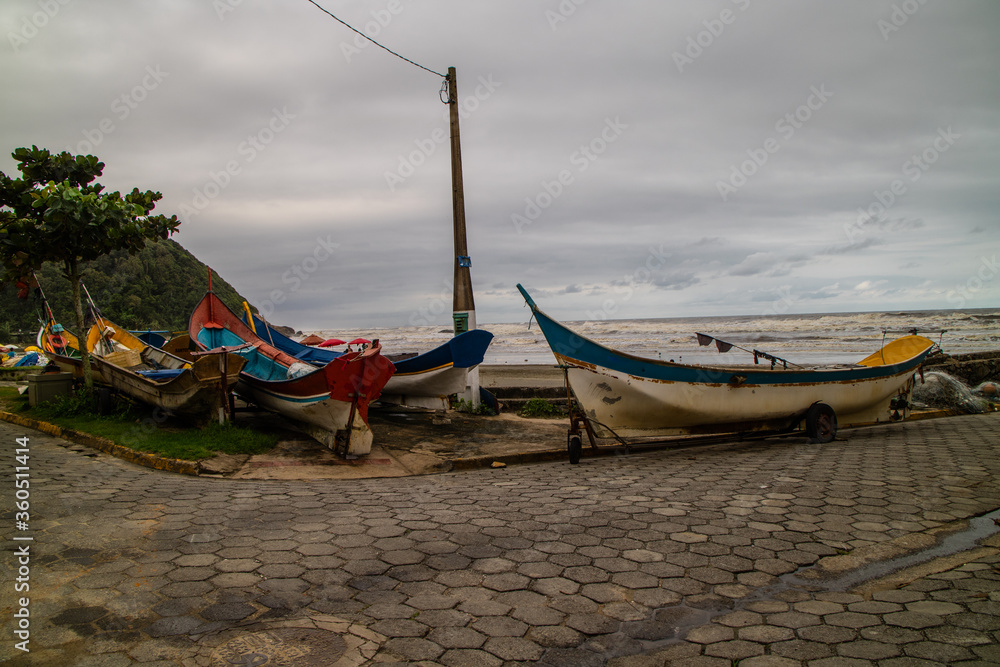 Wall mural barcos de pesca fora da agua após um dia de pescaria, para fazer a manutenção