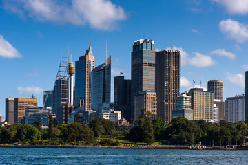Naklejka premium Royal Botanical Gardens in the foreground with Sydney's CDB to the rear