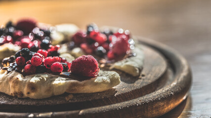 Dessert: Waldbeerenmischung auf Teig