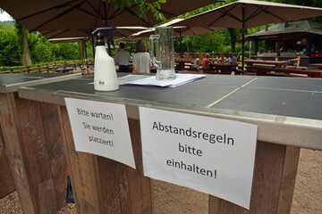 nach corona-krise wiedergeöffnetes gartenlokal, juni 2020