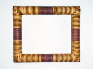 Marco hecho con madera y mimbre para foto o pintura