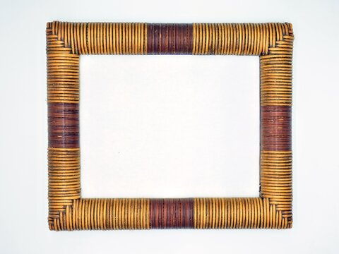 Marco hecho con madera y mimbre para foto o pintura