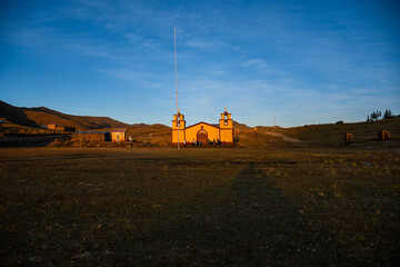 El atardecer en el campo junto a la Iglesia