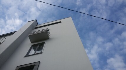 Fototapeta na wymiar White building corner against the blue sky