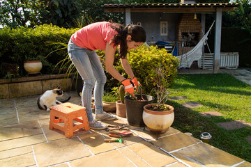 Fazendo jardinagem no quintal de casa com o meu gato