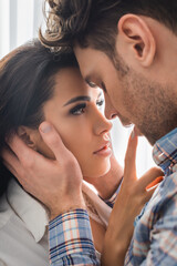 Naklejka premium Selective focus of beautiful woman touching lips of boyfriend