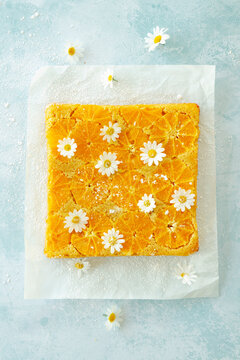Veganer Upside Down Orangenkuchen mit Margeriten