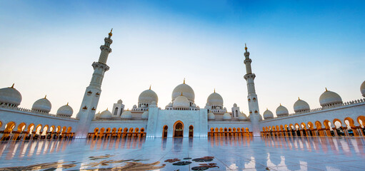 Sheikh Zayed Grand Mosque in Abu Dhabi panoramic view - obrazy, fototapety, plakaty