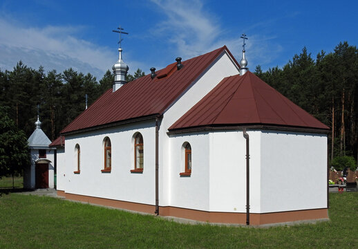 zbudowana w 1965 roku cmentarna cerkiew prawoslawna pod wezwaniem cudu swietego michala archaniola w stawiszczach na podlasiu w polsce