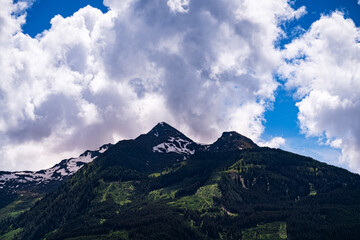 Obraz na płótnie Canvas Berggipfel mit Wolken
