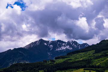 Fototapeta premium Berggipfel mit Wolken