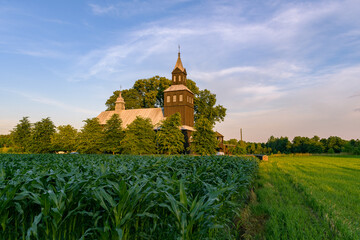 Kościół wśród pól © Robert