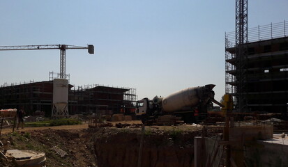 Lavori in corso nel cantiere edile in estate - business