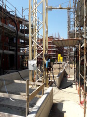 Fototapeta na wymiar Lavori in corso nel cantiere edile in estate - business