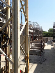 Lavori in corso nel cantiere edile in estate - business