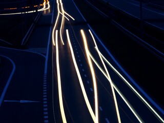 Autostrada i światła samochodów. - obrazy, fototapety, plakaty