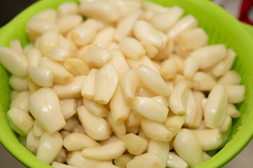 水洗いした根本と先端をハサミで切り落とした新鮮な泥付きらっきょう