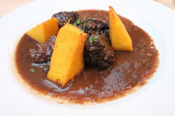 Daube de joue de boeuf en sauce accompagnée de polenta
