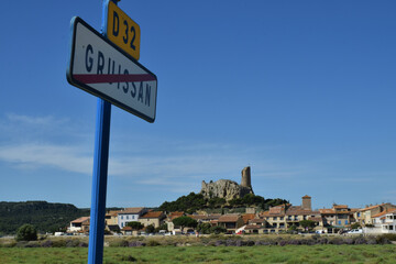Obraz premium Panneau : sortie de Gruissan, Aude, Languedoc, Occitanie.