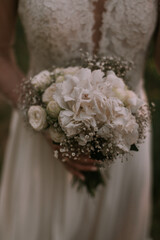 bride holding bouquet of flowers