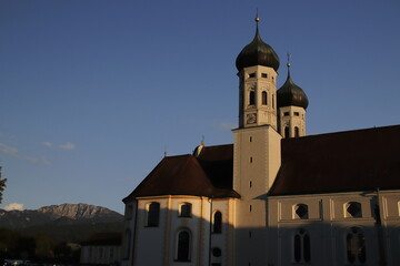 Kloster Benediktbeuern mit Benediktenwand 