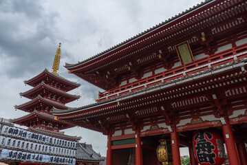 Obraz premium Senso-ji temple in Asakusa, Tokyo, Japan on cloudy sky