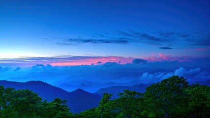 日出ヶ岳山頂から見た夕焼け雲と山並みの情景＠奈良
