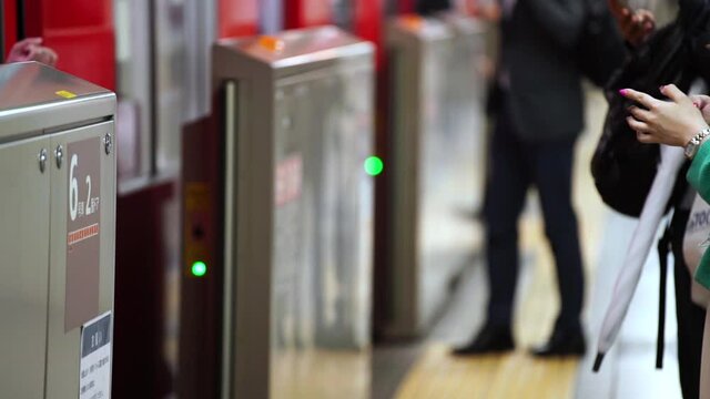マスクで通勤　駅のホームドア　2020年5月　スローモーション