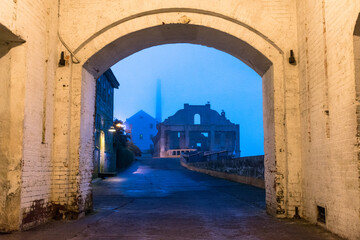 Alcatraz island and prison exterior at dusk showing ruins and fog - obrazy, fototapety, plakaty