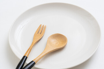 白い丸皿　フォークとスプーン