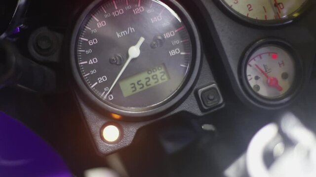 you see the inside of the motorcycle, on which there are different instruments - a tachometer, speedometer, red arrows and different lights and a yellow light constantly flashes indicating a left turn
