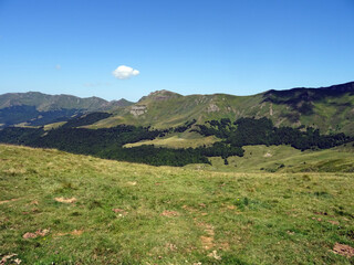 Fototapeta na wymiar Anciens volcans du Cantal