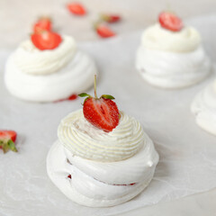 Pavlova mimi cake with berries