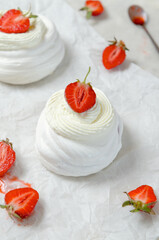 Pavlova mimi cake with berries
