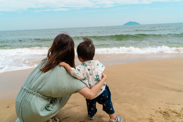 海辺の母親と男の子