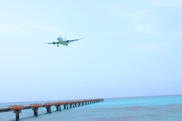 Fototapeta na wymiar 青い海と飛行機 