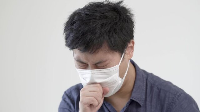 咳をする中年男性